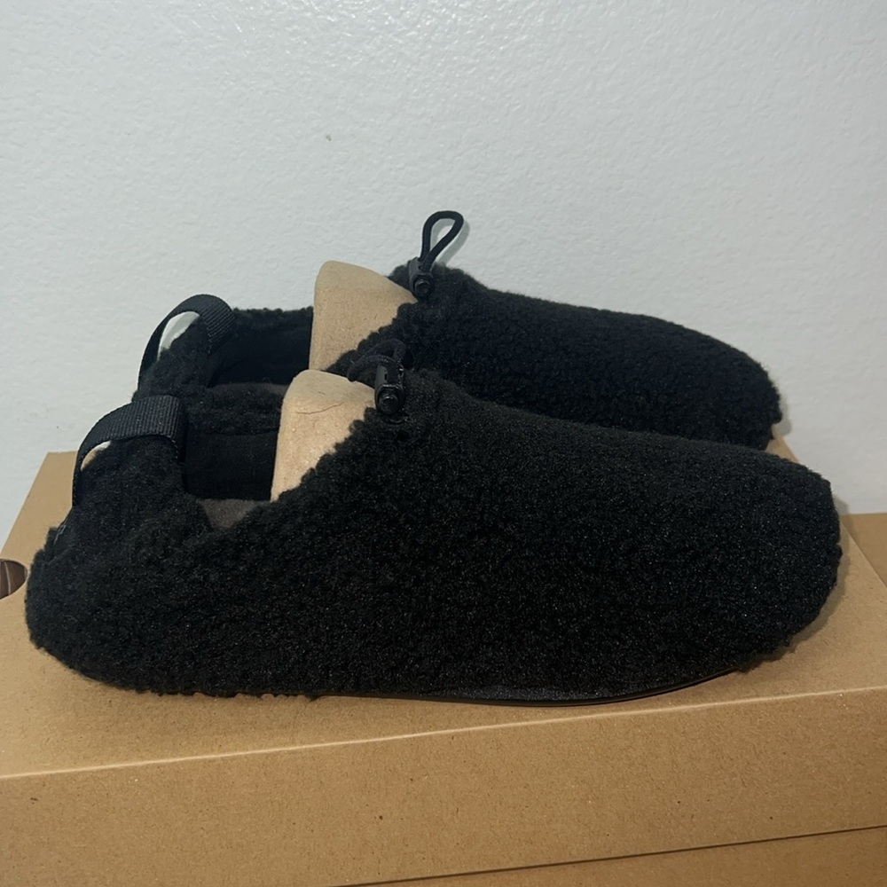 UGG PLUSHY SLIPPER

The price is firm. All offers below $45 will be declined.